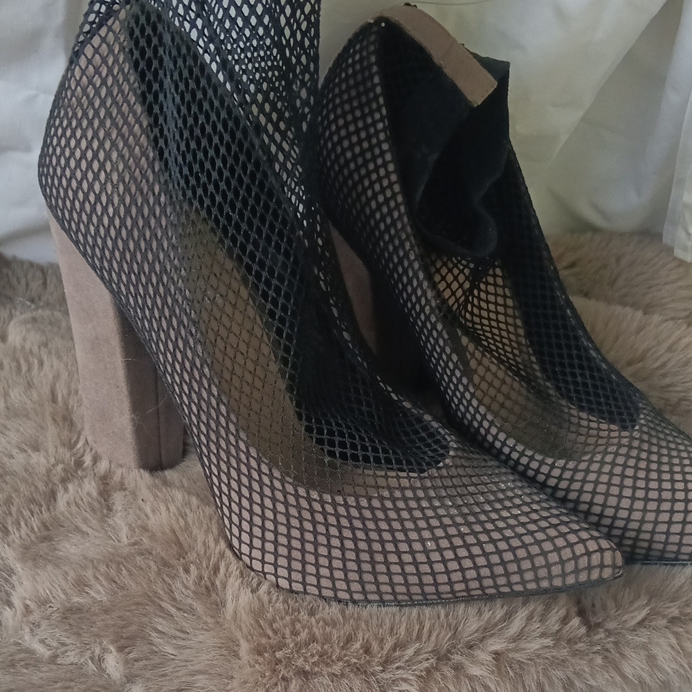 Shoe Dazzle Black and Tan Heels with Mesh Overlay